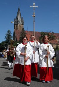 Die Prozession auf dem Weg zum Museum
