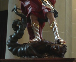 Die frisch restaurierte barocke Michaelsfigur