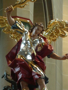 Die frisch restaurierte barocke Michaelsfigur