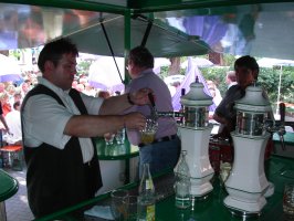 Pfarrer Maiba im Bierwagen
