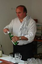 Pater Joachim beim Ausschank