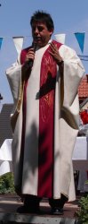 Pfarrer Maiba beim Gottesdienst