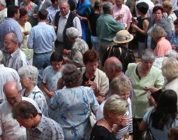 Die Gottesdienstbesucher bei der Begegnung