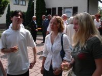 Die Gottesdienstbesucher bei der Begegnung