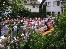 Die Gottesdienstbesucher bei der Begegnung