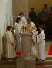 Monsignore Heinrich (†) verkündet das Evangelium