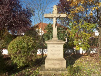 Das Kreuz von 1892 beim Gutshof